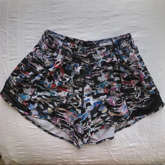 SOLD Lululemon Hotty Hot Shorts Size 8 Culture - Picture 2 of 7